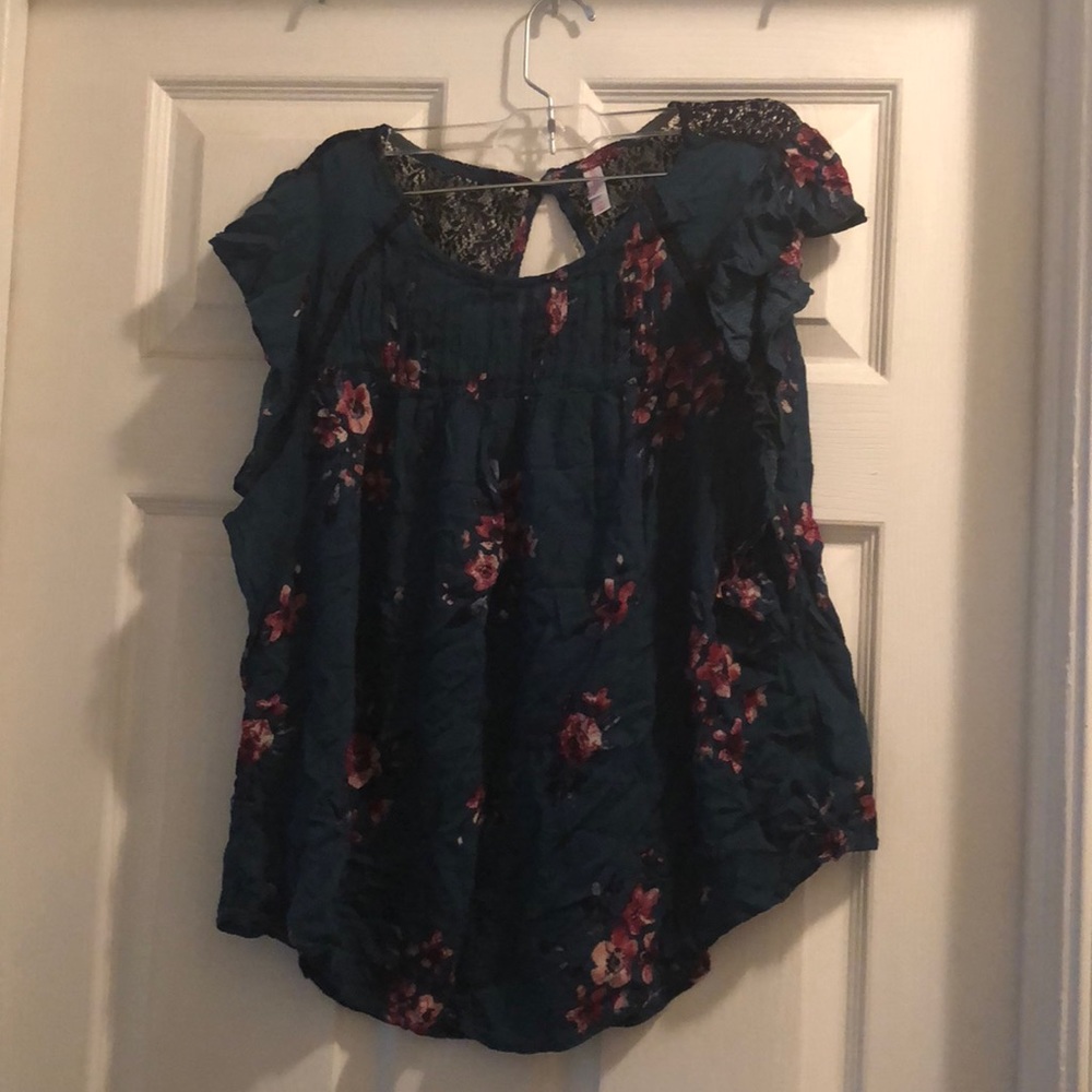Cute top with keyhole back